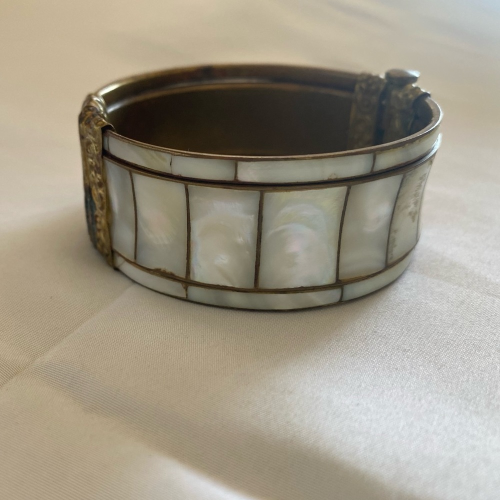 Vintage Boho Mother Of Pearl Hinged Bangle